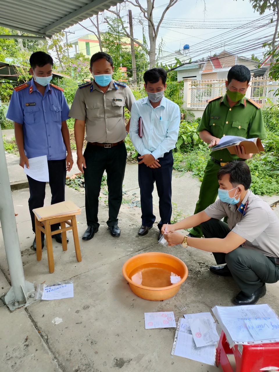Chi cục Thi hành án dân sự huyện Cao Lãnh, tỉnh Đồng Tháp tổ chức tiêu hủy vật chứng trong các vụ án hình sự