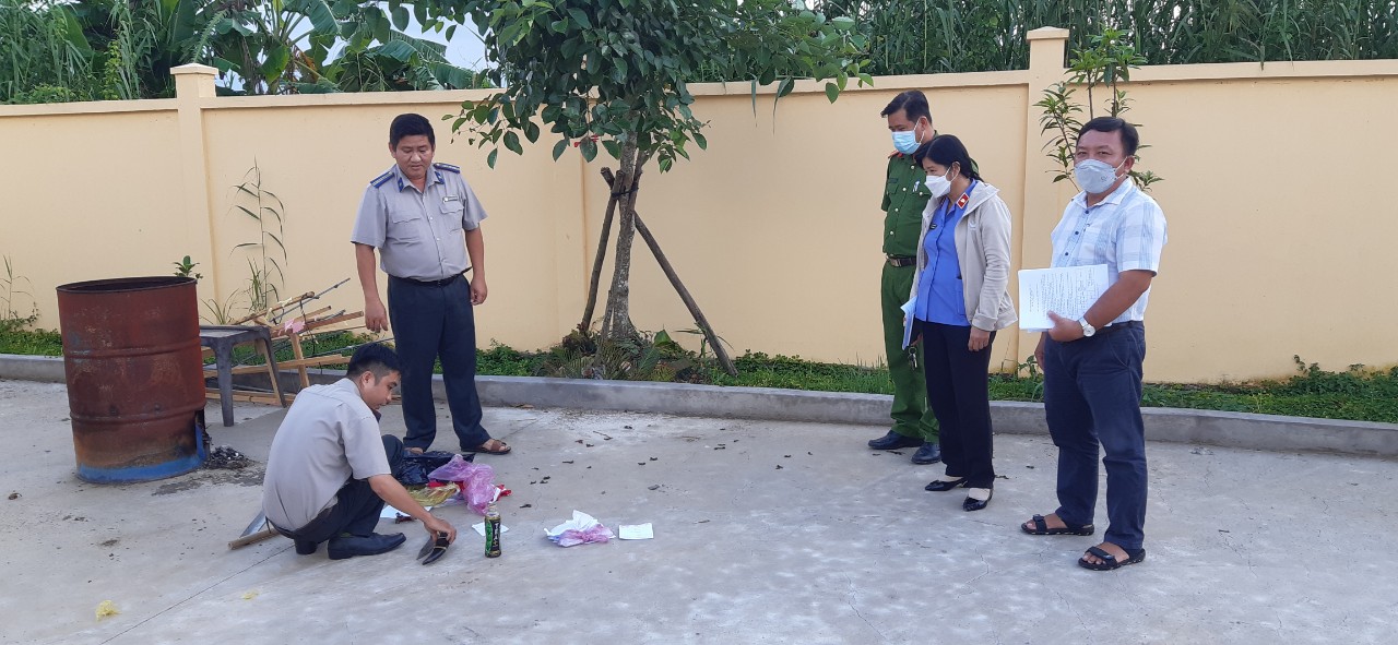 Chi cục Thi hành án dân sự huyện Châu Thành tổ chức tiêu hủy vật chứng và sung công quỹ Nhà nước