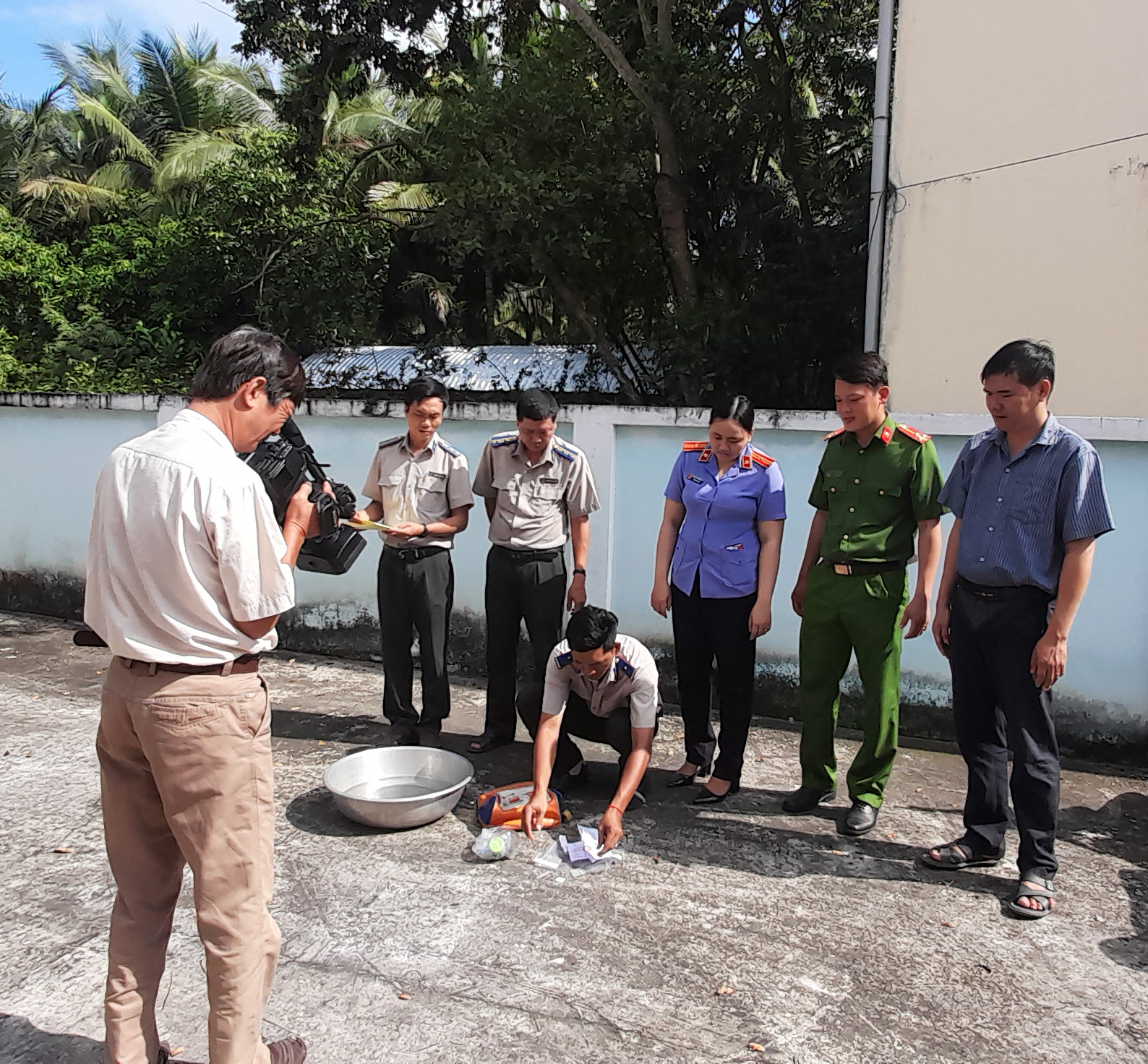 Chi cục Thi hành án dân sự huyện Tân Hồng tổ chức tiêu hủy vật chứng
