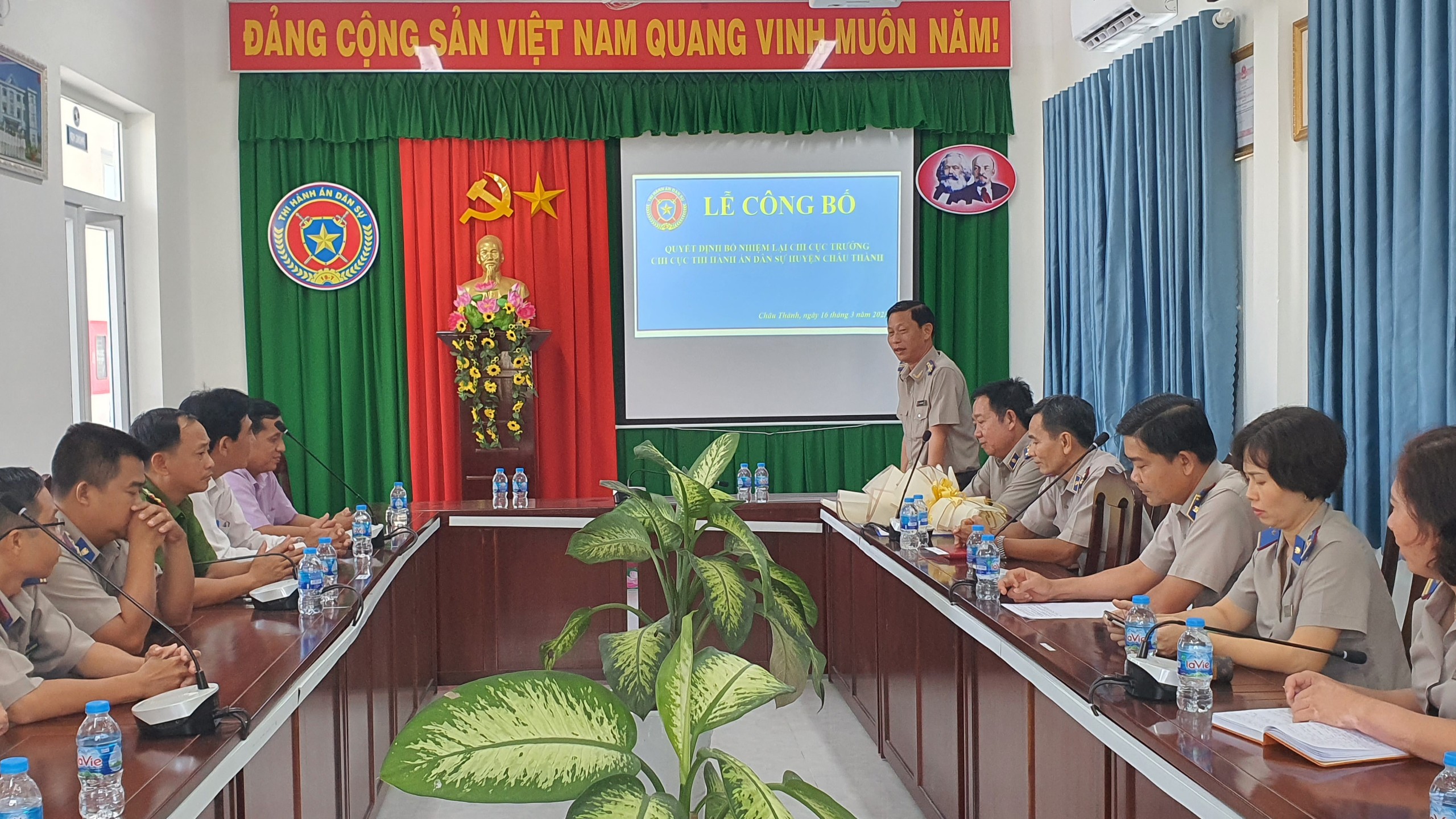 Lễ công bố và trao quyết định bổ nhiệm lại công chức giữ chức vụ lãnh đạo tại Chi cục THADS huyện Châu Thành