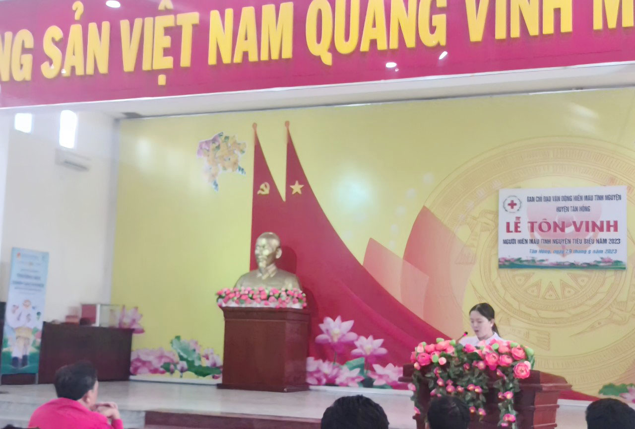Công đoàn cơ sở Chi cục THADS huyện Tân Hồng tham gia lễ tôn vinh người hiến máu tình nguyện tiêu biểu năm 2023