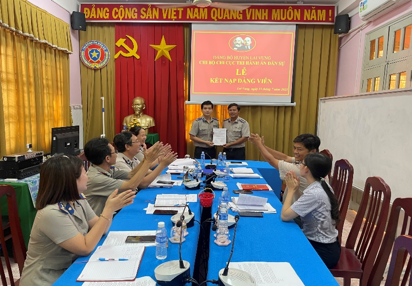 Chi bộ Chi cục Thi hành án dân sự huyện Lai Vung tổ chức Lễ kết nạp đảng viên mới