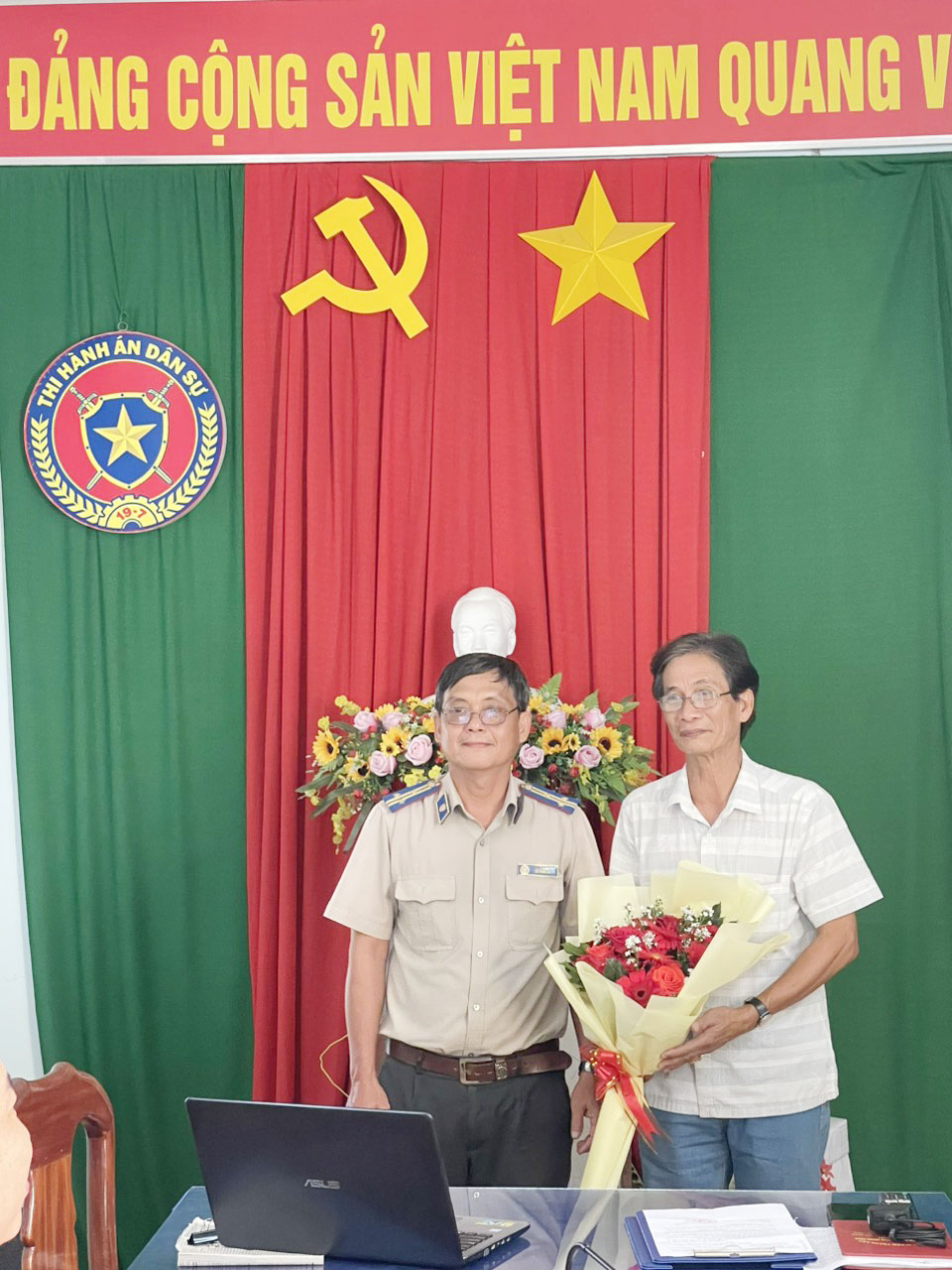 Chi cục Thi hành án dân sự huyện Lấp Vò trao quyết định nghỉ hưu cho công chức