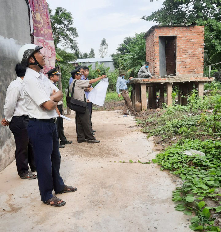 Chi cục Thi hành án dân sự huyện Thanh Bình thực hiện cưỡng chế giao đất theo nội dung bản án của Tòa qua nhiều năm các bên đương sự không thực hiện theo thỏa thuận