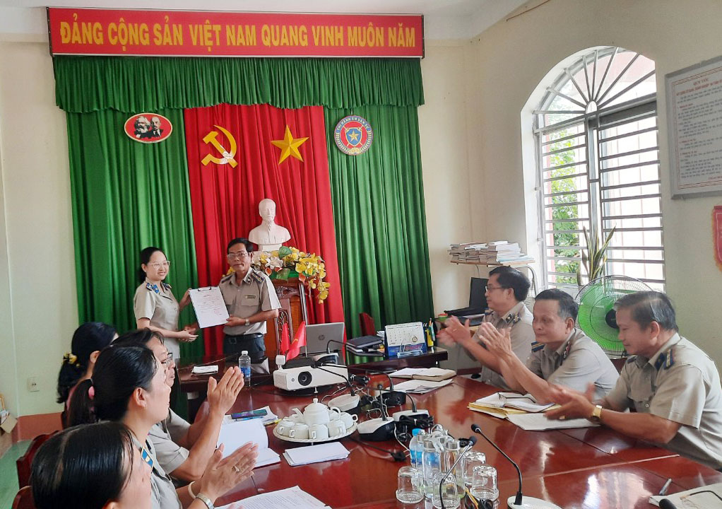 Chi cục Thi hành án dân sự huyện Thanh Bình trao Quyết định công nhận đảng viên chính thức