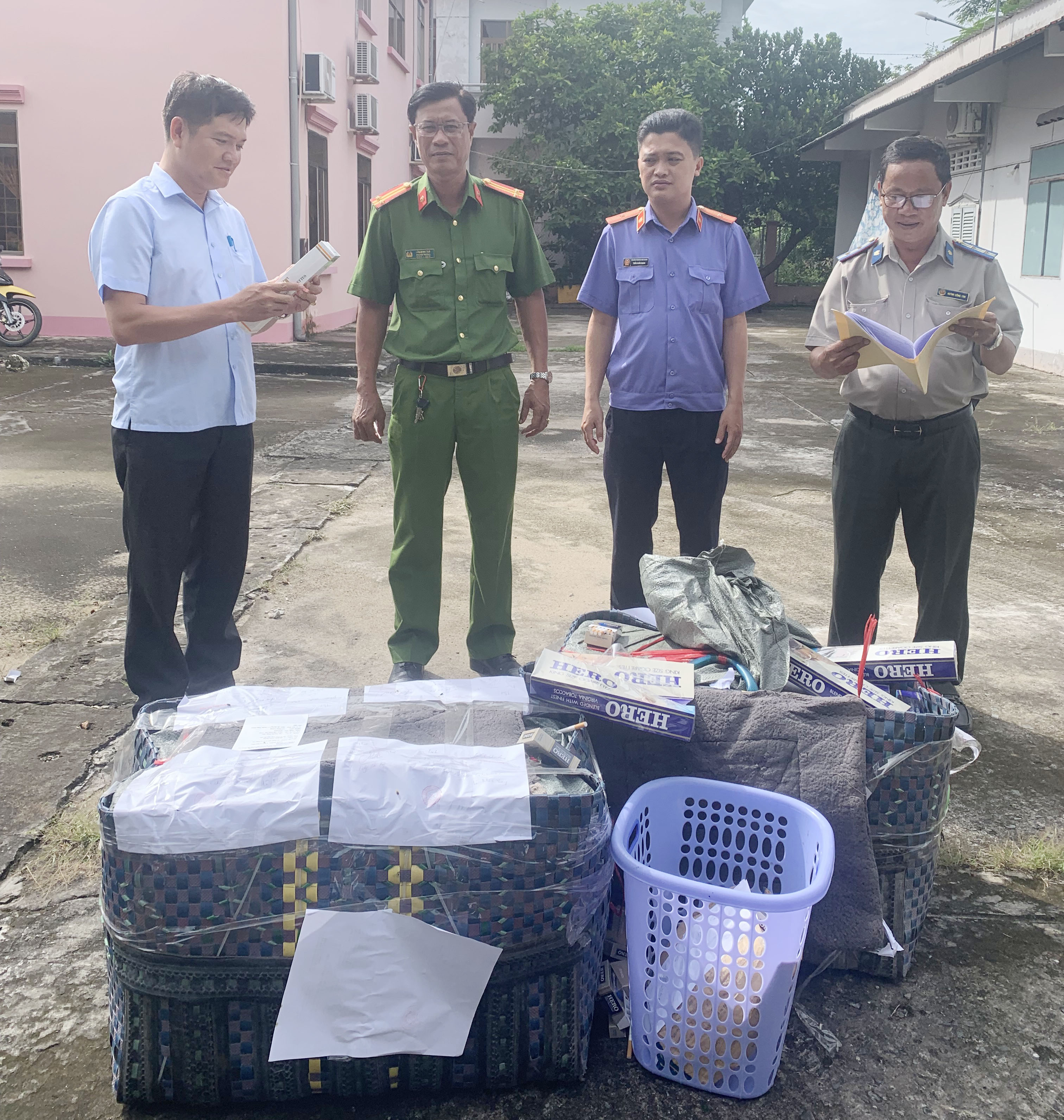 Chi cục Thi hành án dân sự huyện Tam Nông tổ chức tiêu hủy vật chứng theo các bản án