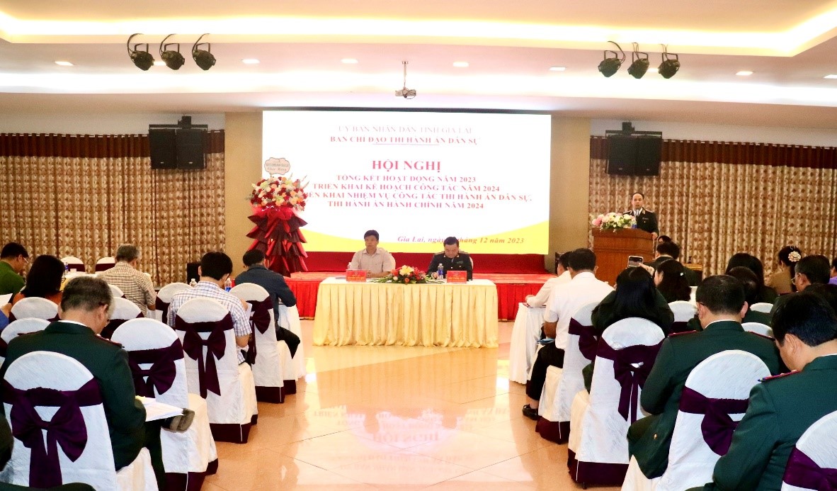 Chi cục Thi hành án dân sự huyện Kbang phát khẩu trang miễn phí cho công dân đến liên hệ công tác tại Chi cục.