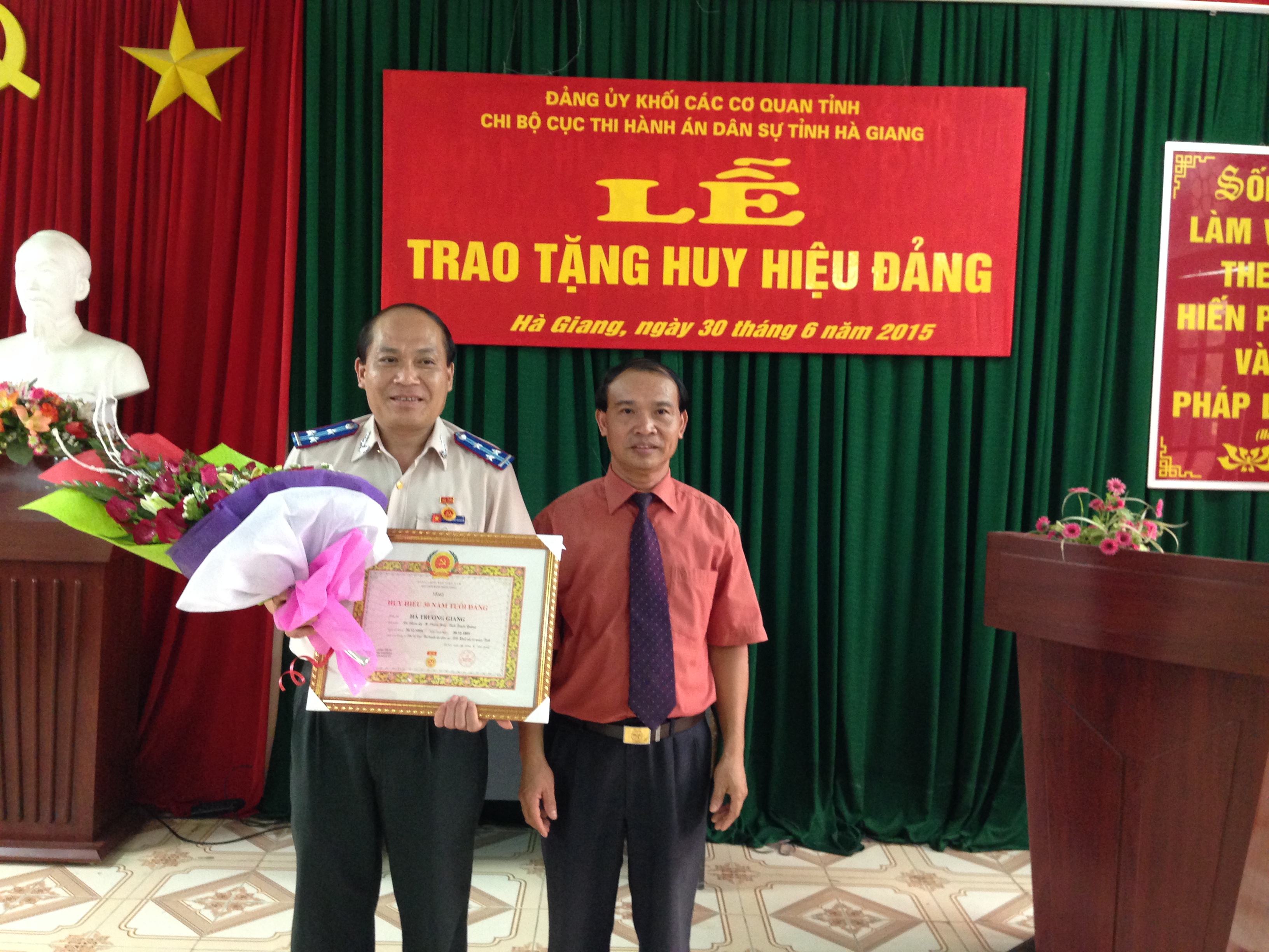 Chi bộ Cục Thi hành án dân sự tỉnh Hà Giang tổ chức lễ trao tặng huy hiệu 30 năm tuổi Đảng