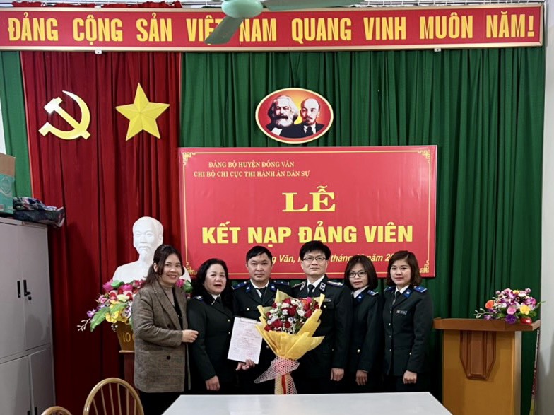 Chi bộ Chi cục Thi hành án dân sự huyện Đồng Văn tổ chức Lễ kết nạp đảng viên mới