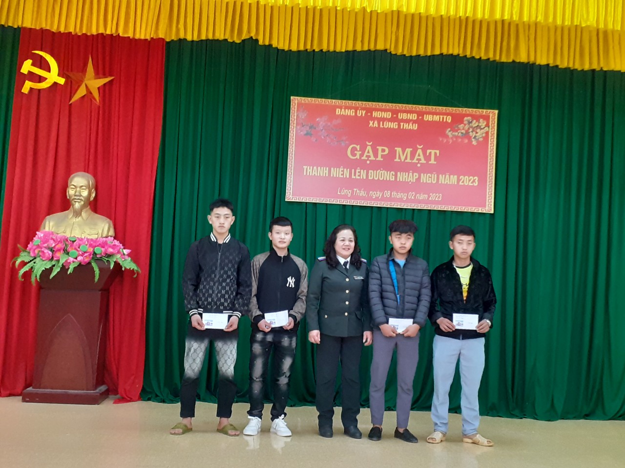 Chi cục Thi hành án dân sự huyện Đồng Văn tặng quà, động viên tân binh lên đường nhập ngũ tại xã Lũng Thầu
