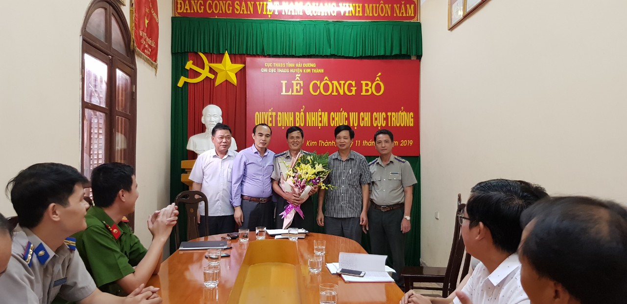 Trao Quyết định bổ nhiệm Chi Cục trưởng Chi cục Thi hành án dân sự Huyện Kim Thành, tỉnh Hải Dương.