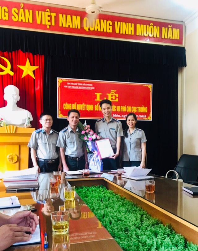 Công bố, trao quyết định bổ nhiệm Phó Chi cục trưởng Chi cục Thi hành án dân sự huyện Kinh Môn, tỉnh Hải Dương.