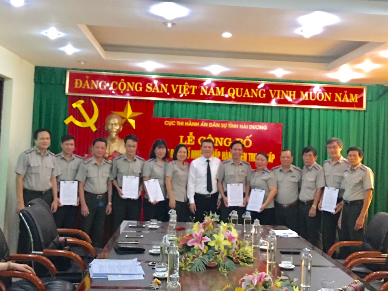 Cục Thi hành án dân sự (THADS) tỉnh Hải Dương tổ chức lễ công bố và trao quyết định bổ nhiệm Chấp hành viên trung cấp đối với công chức trúng tuyển kỳ thi nâng ngạch công chức