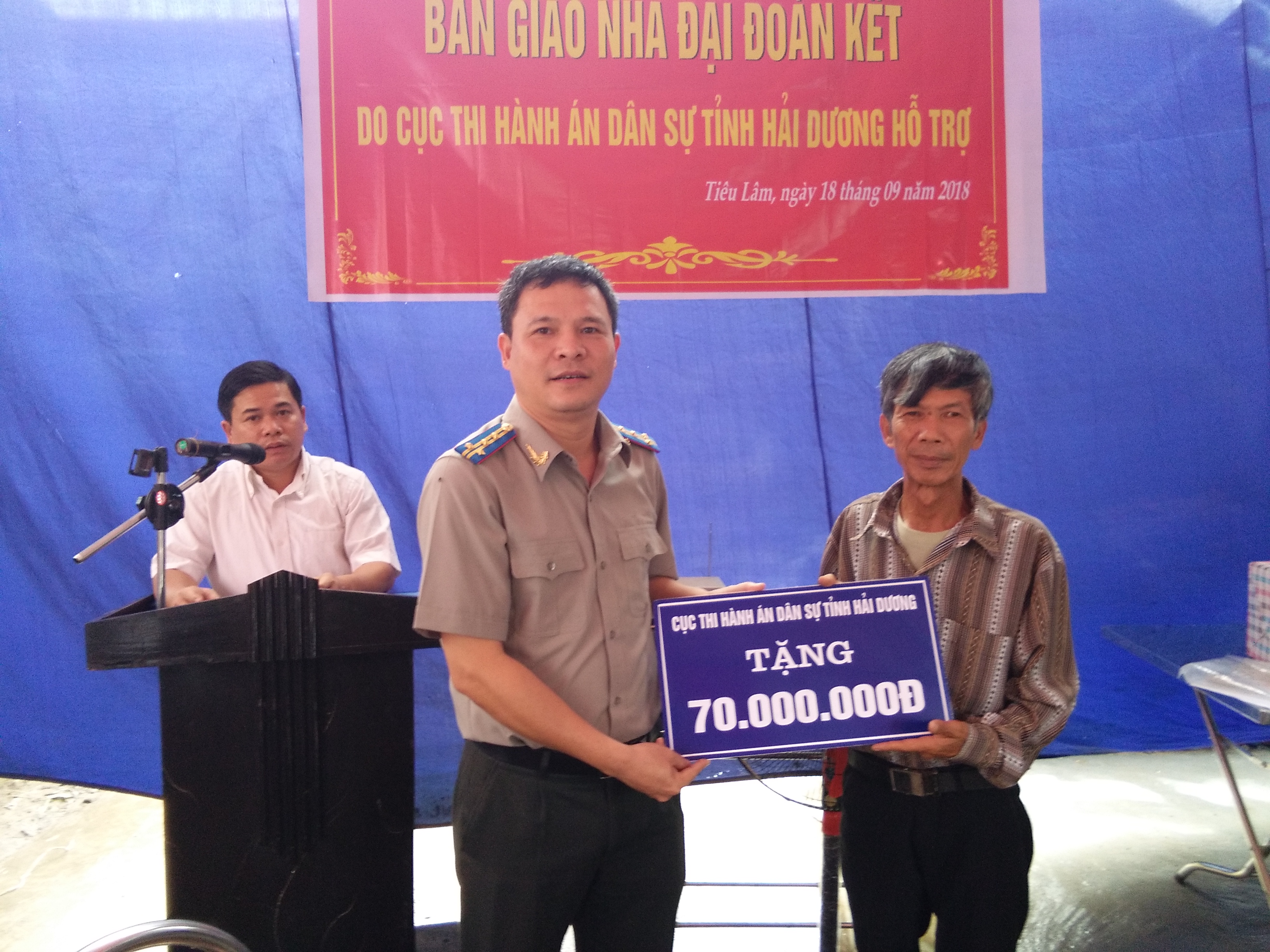 Cục Thi hành án dân sự tỉnh Hải Dương trao tặng nhà Đại Đoàn Kết.
