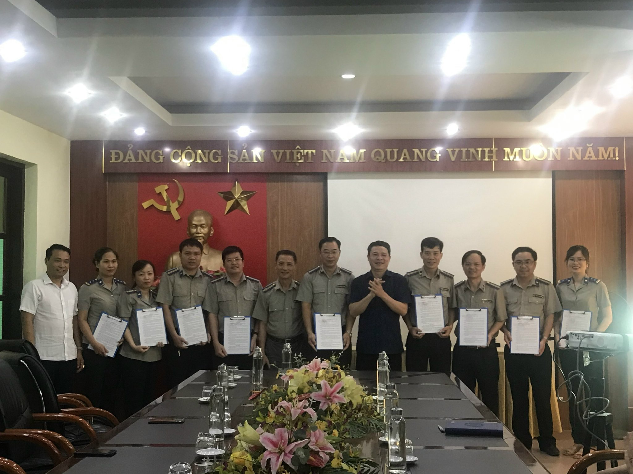 Cục Thi hành án dân sự tỉnh Hải Dương công bố, trao các quyết định bổ nhiệm Chấp hành viên trung cấp, Thẩm tra viên chính.