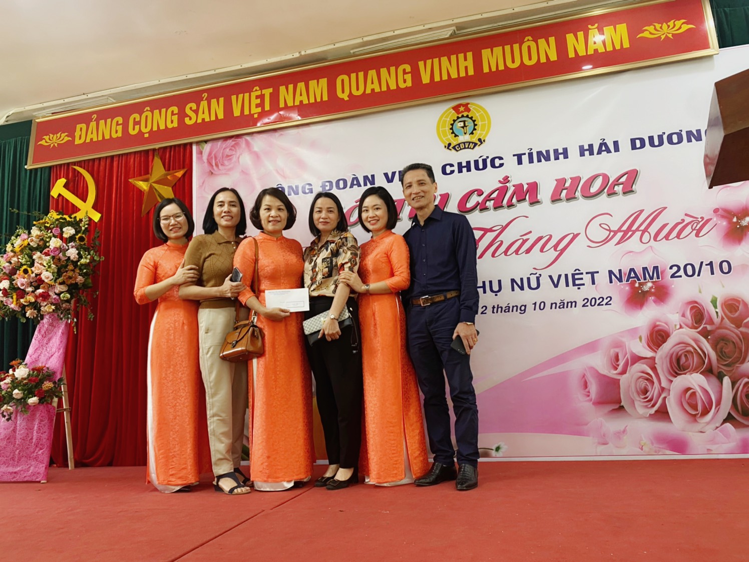 Công đoàn cơ sở Cục THADS tỉnh Hải Dương tham gia hội thi cắm hoa chủ đề “Hương sắc tháng Mười”