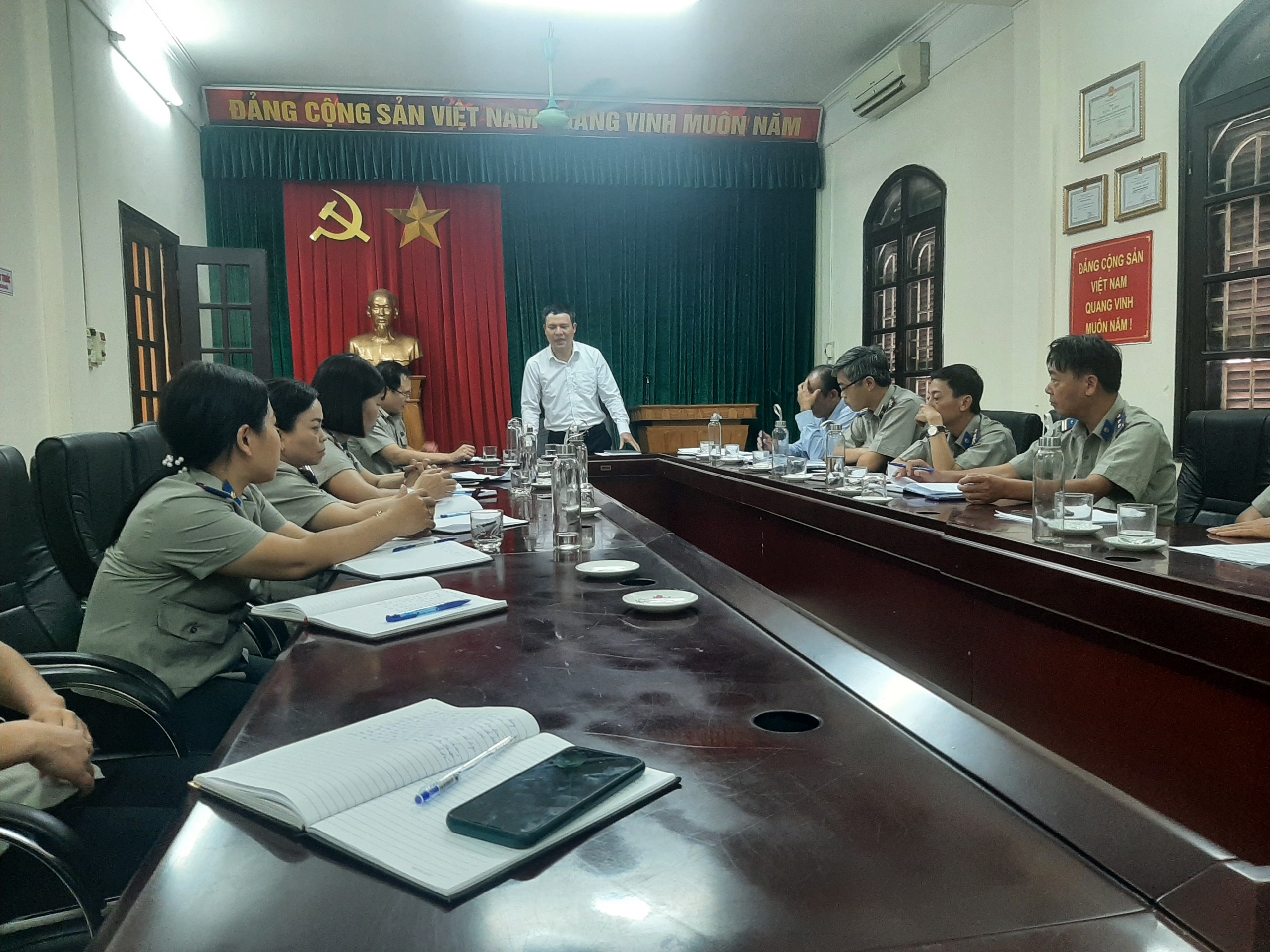 Đồng chí Cục trưởng Cục Thi hành án dân sự tỉnh làm việc với Chi cục Thi hành án dân sự thành phố Hải Dương về tình hình triển khai thực hiện các chỉ tiêu, nhiệm vụ năm 2023.