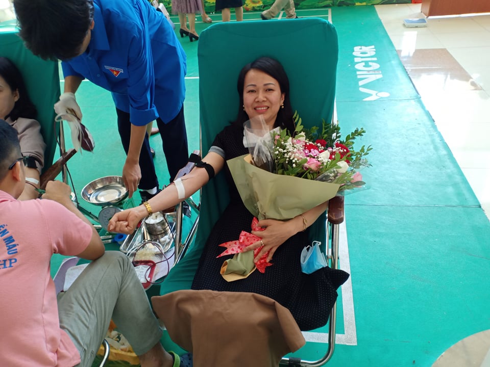Công chức, người lao động Chi cục Thi hành án dân sự quận Dương Kinh  tham gia hiến máu tình nguyện