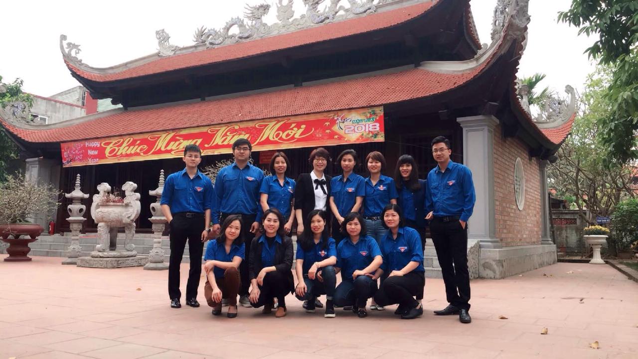 Chi đoàn cơ quan Cục Thi hành án dân sự thành phố dâng hương tại Đền thờ đồng chí Nguyễn Đức Cảnh, tham Bảo tàng thành phố