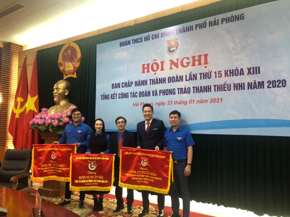 Chi đoàn cơ quan Cục Thi hành án dân sự thành phố Hải Phòng nhận cờ thi đua của Trung ương Đoàn Thanh niên Cộng sản Hồ Chí Minh