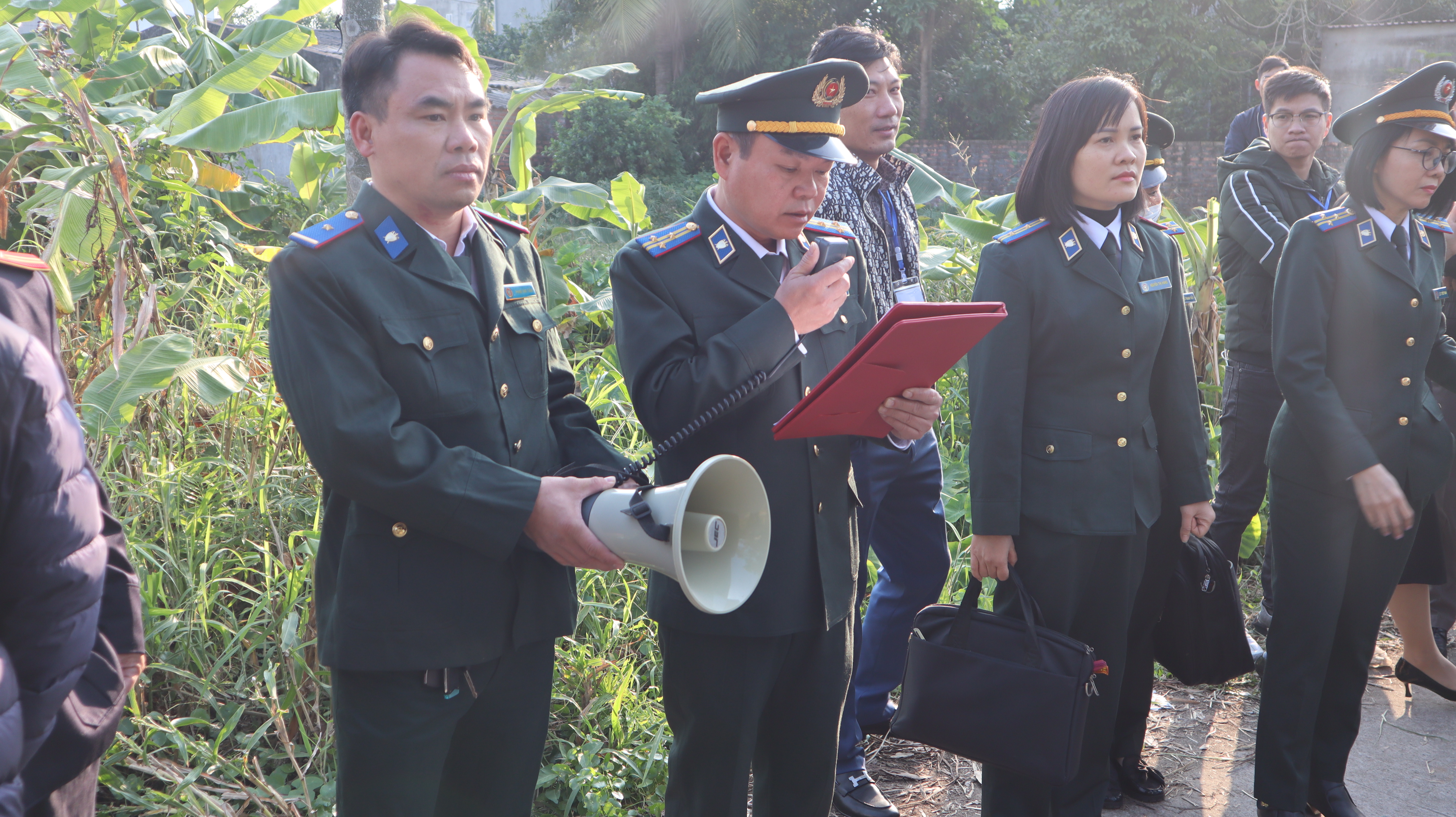 Cưỡng chế giao tài sản của Chi cục Thi hành án dân sự quận Dương Kinh