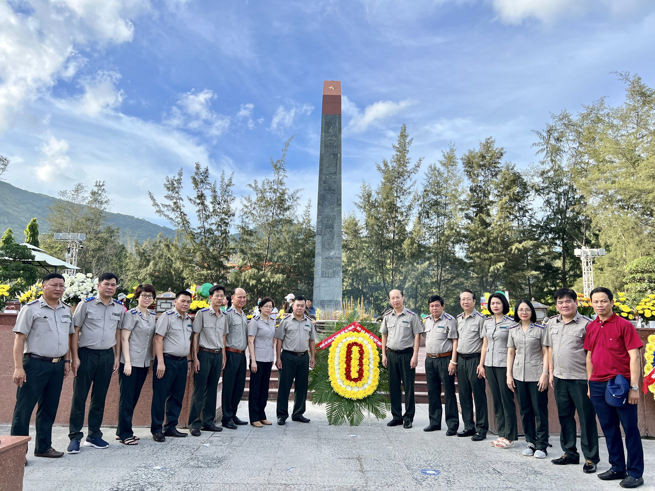 Cục Thi hành án dân sự thành phố đã tổ chức chương trình về nguồn tri ân các anh hùng liệt sỹ tại huyện Côn Đảo, tỉnh Bà Rịa- Vũng Tàu