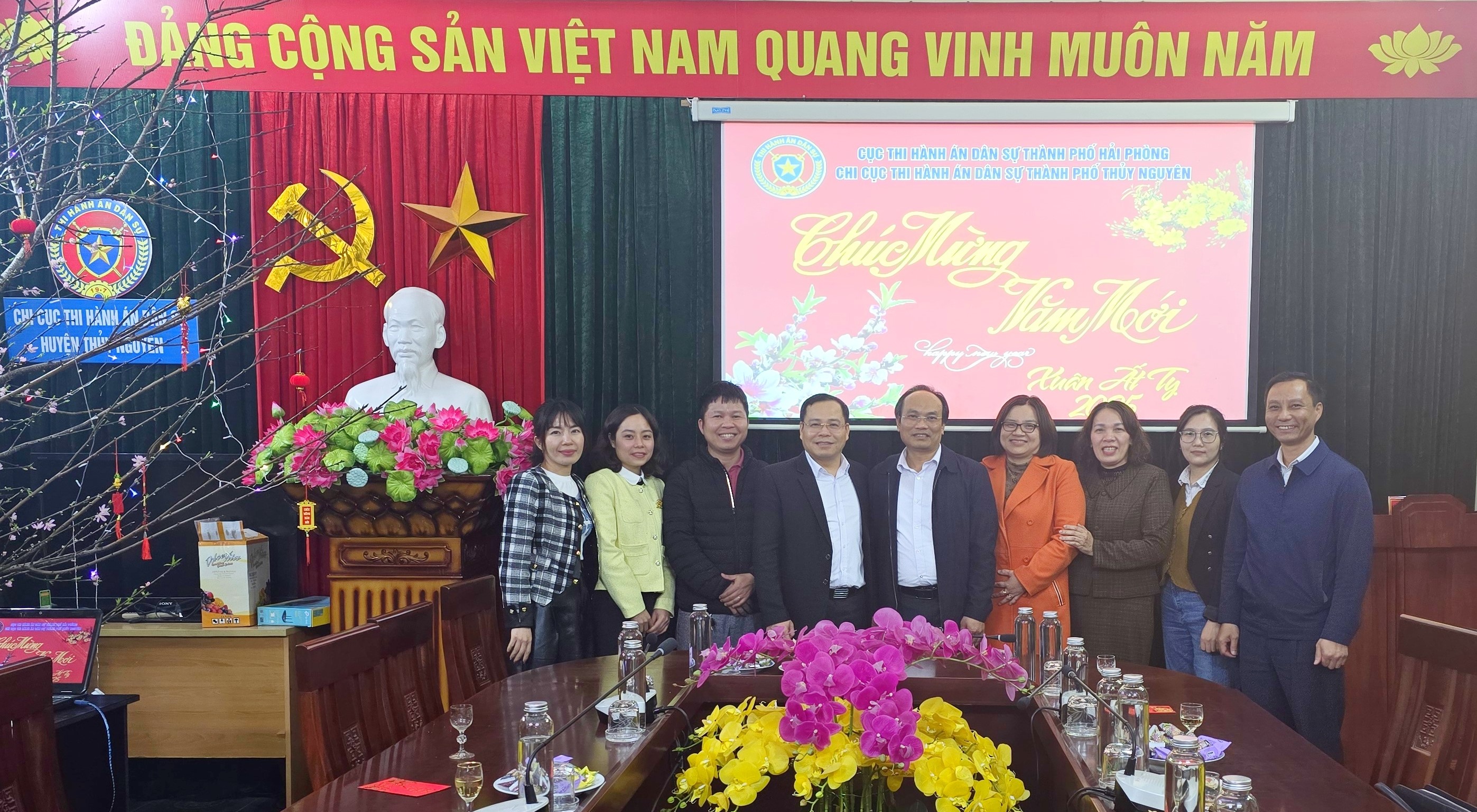 Đồng chí Bí thư Thành ủy Thủy Nguyên chúc tết cán bộ công chức Chi cục Thi hành án dân sự thành phố Thủy Nguyên nhân ngày làm việc đầu năm mới Ất Tỵ 2025.