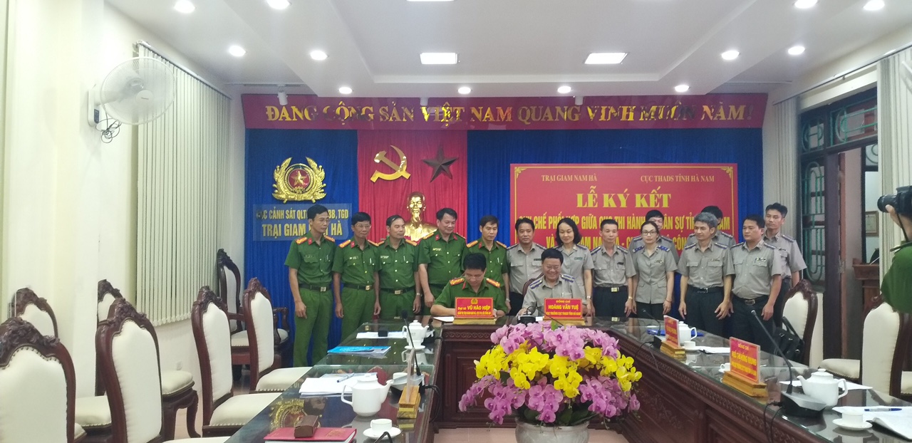 Cục Thi hành án dân sự tỉnh Hà Nam ký Quy chế phối hợp với Trại Giam Nam Hà.