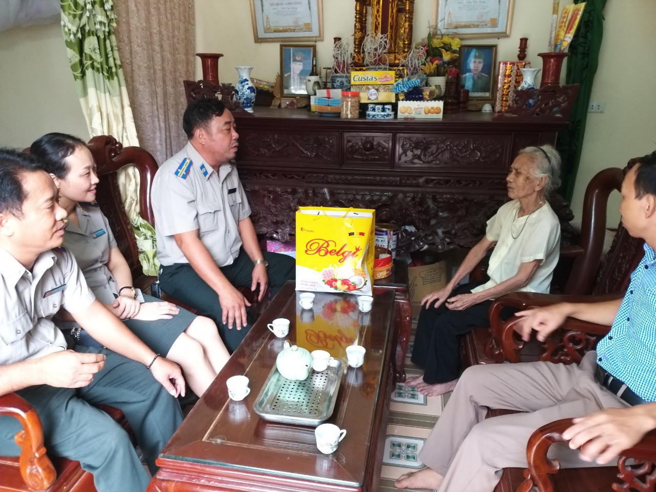 Cục Thi hành án dân sự tỉnh Hà Nam thăm, tặng quà Mẹ Việt Nam anh hùng nhân kỷ niệm 72 năm ngày Thương binh liệt sỹ