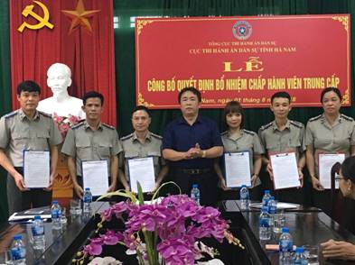Cục thi hành án dân sự tỉnh Hà Nam công bố và trao quyết định bổ nhiệm Chấp hành viên trung cấp
