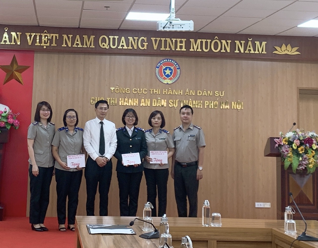 Trao quà cho công chức có hoàn cảnh khó khăn của Cụm Thi đua số XIII thành phố Hà Nội