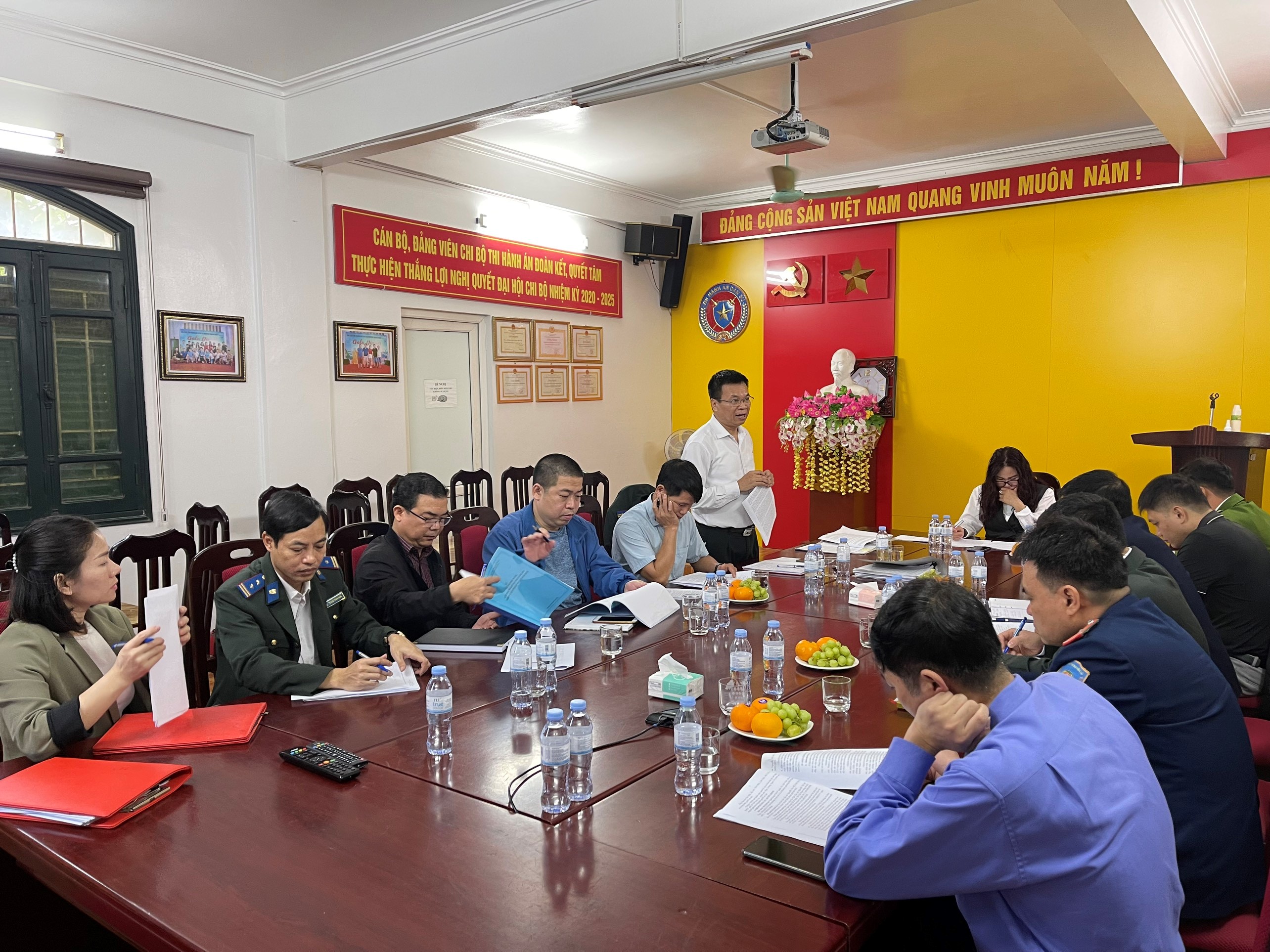 Chi cục Thi hành án dân sự huyện Thạch Thất tổ chức họp bàn việc cưỡng chế chuyển giao quyền sử dụng đất và tài sản gắn liền với đất