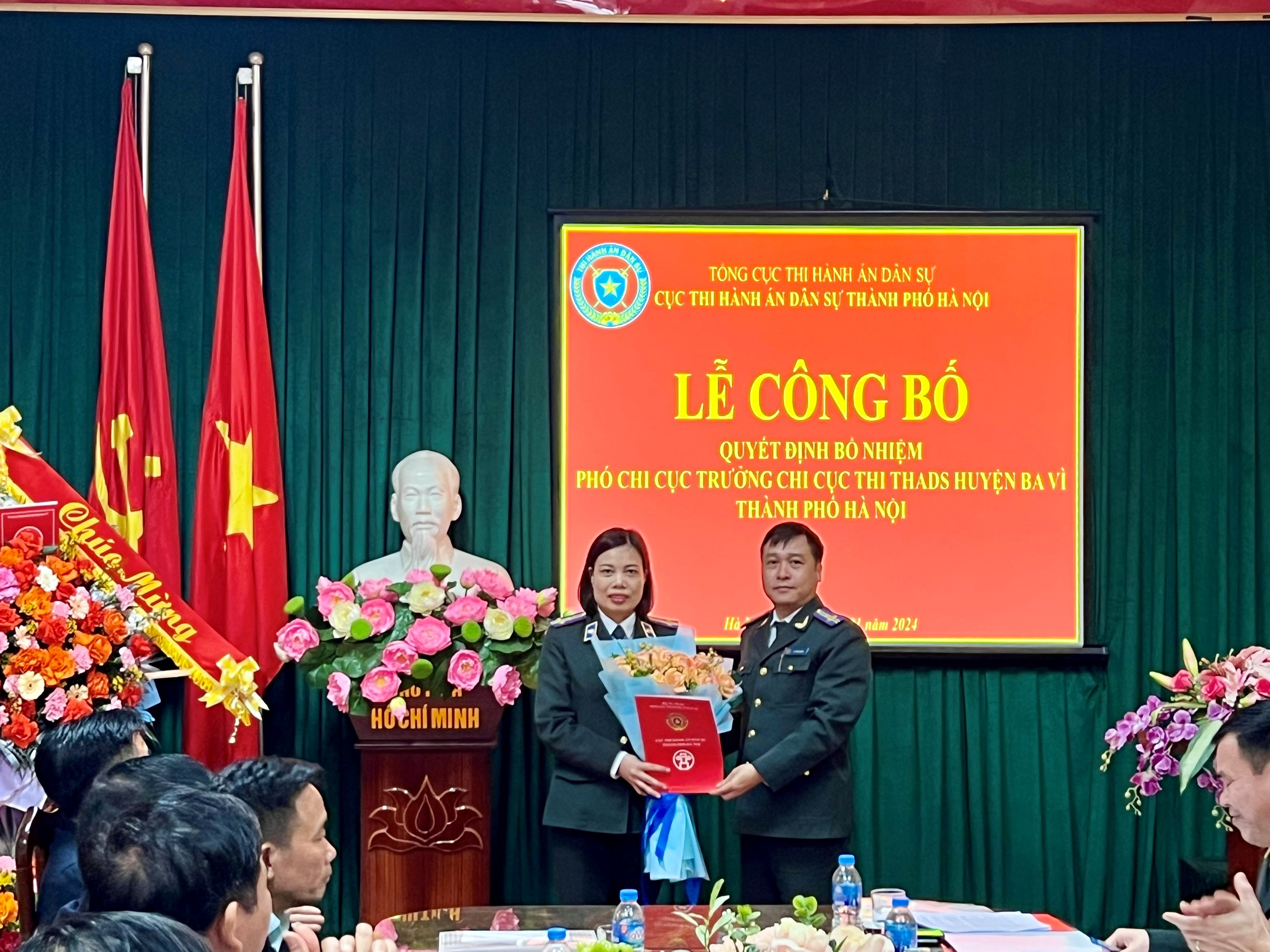 Lễ công bố Quyết định bổ nhiệm Phó Chi cục trưởng Chi cục Thi hành án dân sự huyện Ba Vì, thành phố Hà Nội.