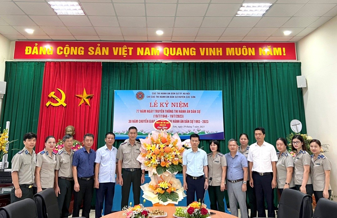 Thường trực Huyện ủy chúc mừng Chi cục Thi hành án dân sự huyện Sóc Sơn nhân kỷ niệm 77 năm ngày truyền thống
