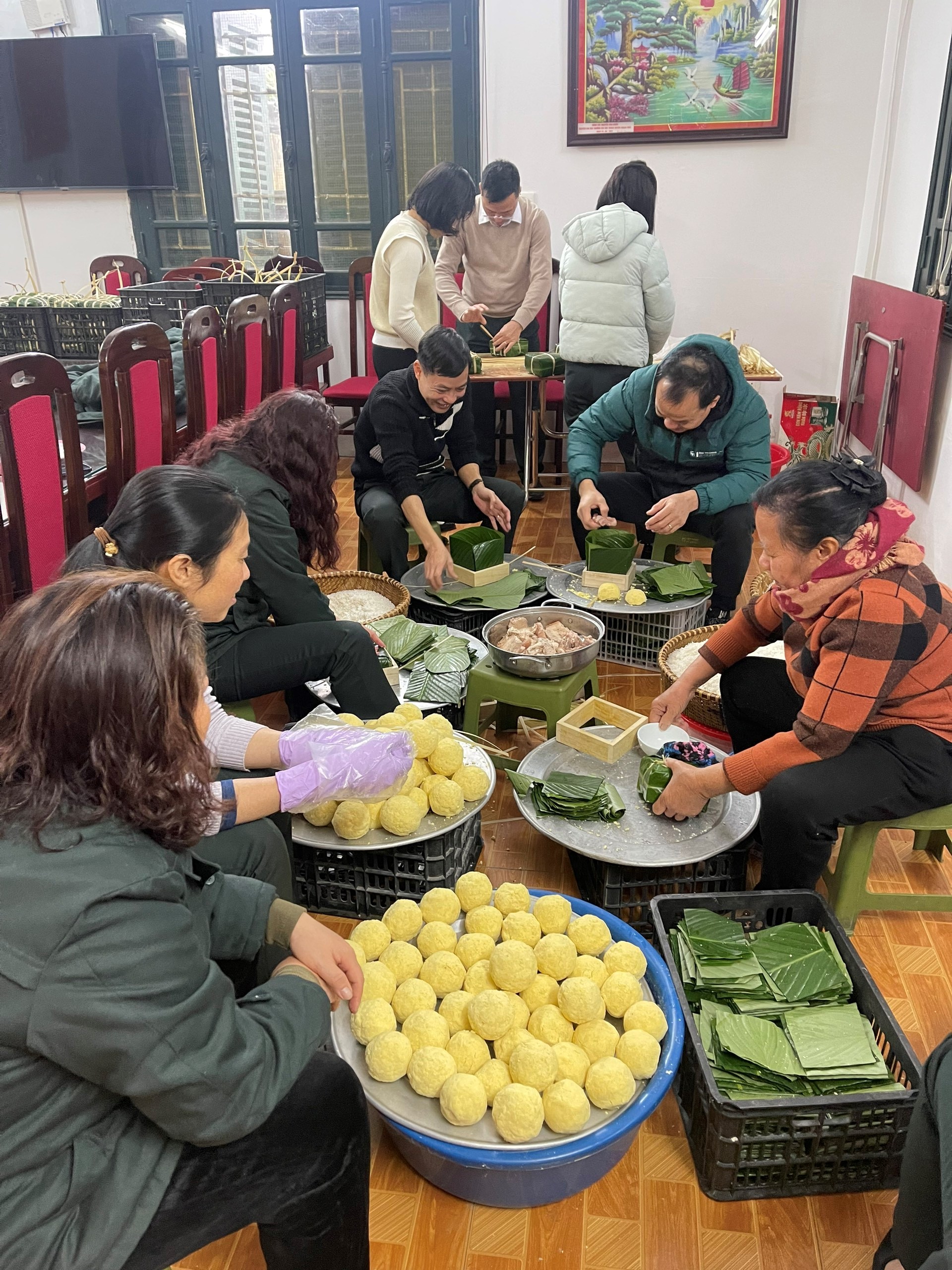 Tố chức gói bánh chưng nhân dịp Tết Giáp Thìn 2024 tại Chi cục Thi hành án dân sự huyện Thạch Thất