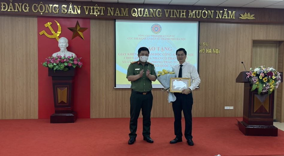 Trao tặng giấy khen của Giám đốc Công an thành phố Hà Nội  trong phong trào toàn dân bảo vệ an ninh Tổ quốc trên địa bàn thành phố Hà Nội năm 2022