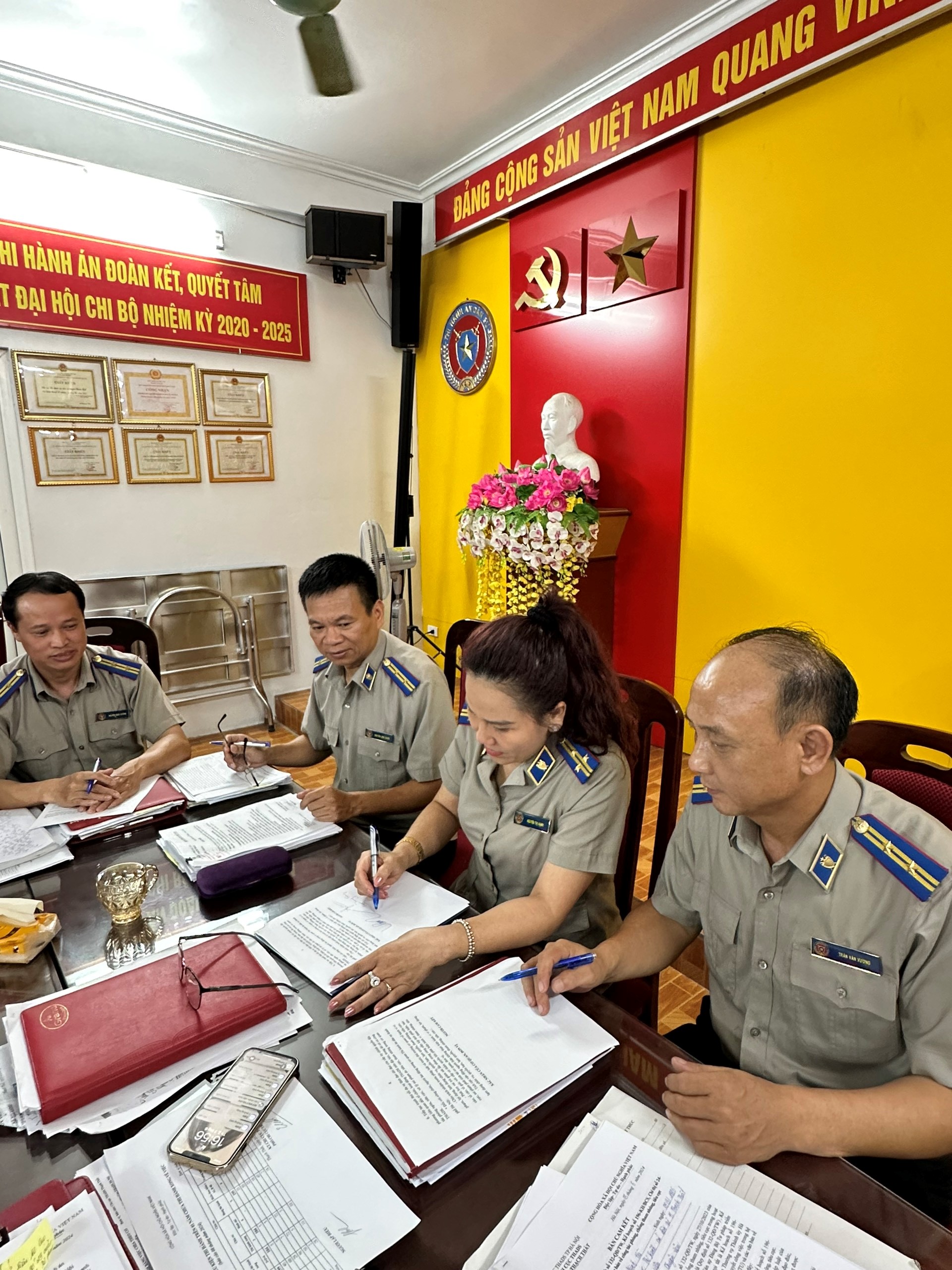 Hội nghị ký Cam kết thực hiện các quy định về công tác phòng cháy chữa cháy, bảo vệ môi trường tại Chi cục thads huyện Thạch Thất