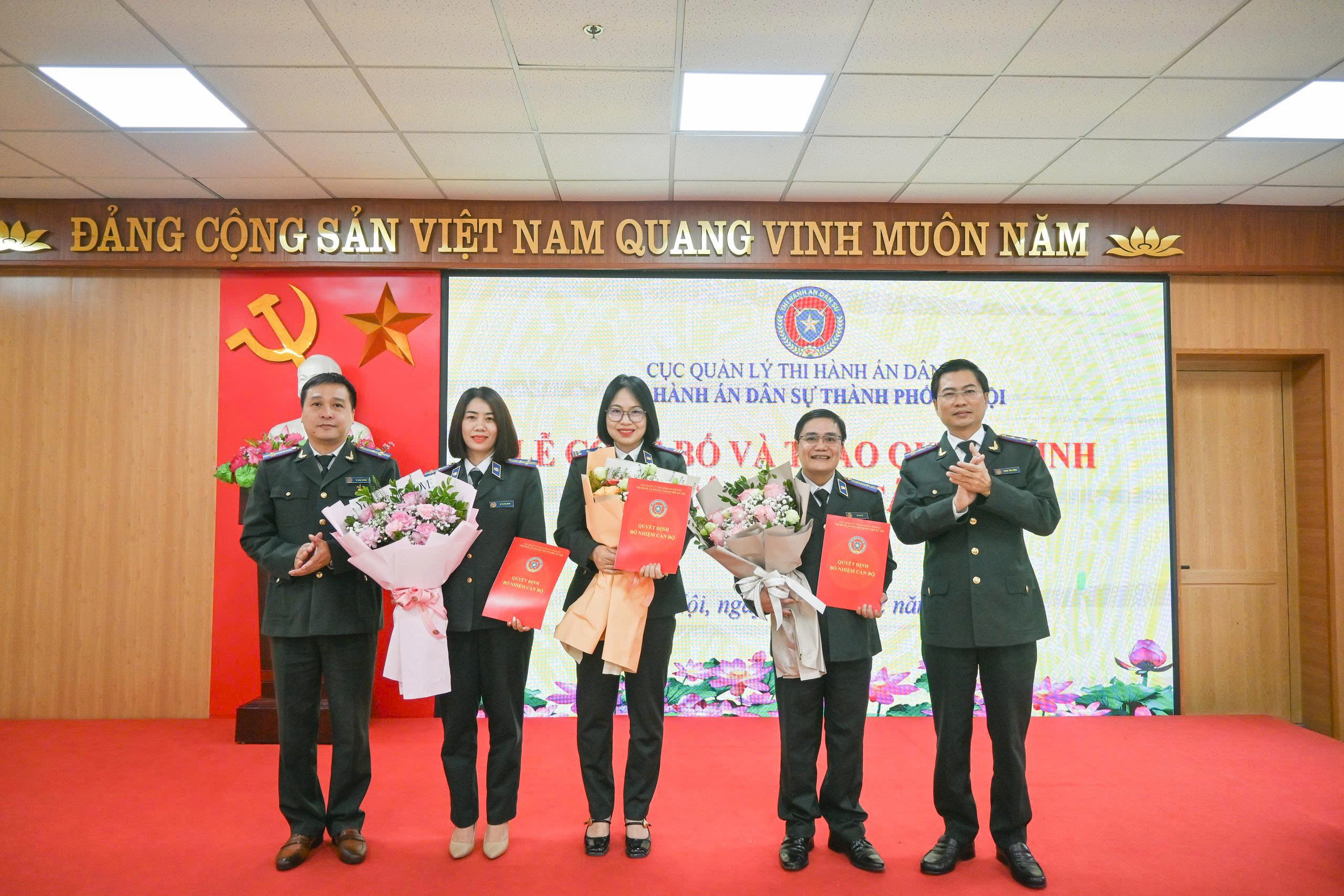 Lễ công bố và trao Quyết định về công tác cán bộ.