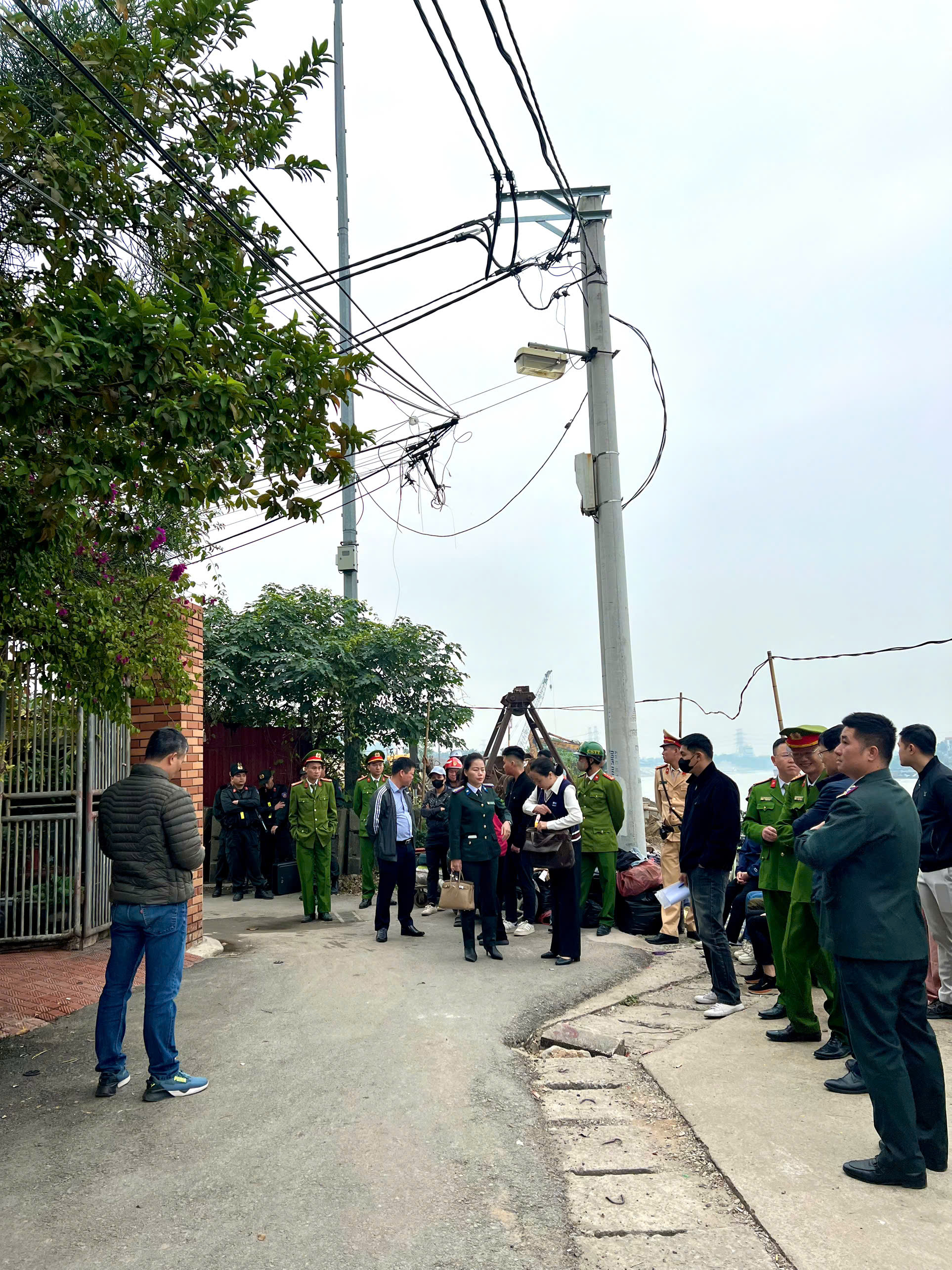 CHẤP HÀNH VIÊN PHÒNG NV&TCTHADS 1 – THADS THÀNH PHỐ HÀ NỘI TỔ CHỨC CƯỠNG CHẾ BÀN GIAO QUYỀN SỬ DỤNG ĐẤT CHO NGƯỜI MUA TRÚNG ĐẤU GIÁ