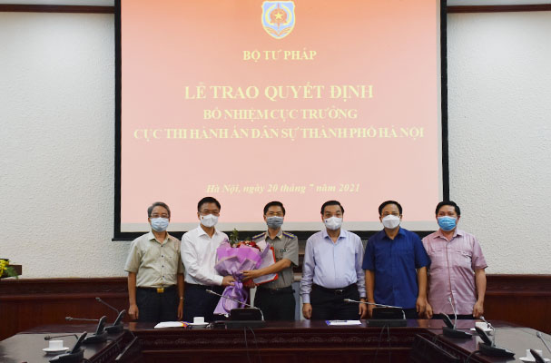 Trao Quyết định bổ nhiệm Cục trưởng Cục Thi hành án dân sự Thành phố Hà Nội