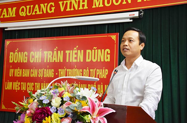 Đồng chí Trần Tiến Dũng - Ủy viên Ban cán sự Đảng, Thứ trưởng Bộ Tư pháp làm việc tại Cục Thi hành án dân sự thành phố Hà Nội