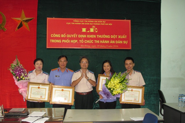 Cục Thi hành án dân sự thành phố Hà Nội tổ chức Lễ trao Quyết định khen thưởng đột xuất đối với các cá nhân có thành tích trong việc phối hợp và tổ chức thi hành án