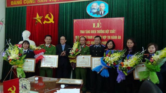 Lễ trao quyết định khen thưởng cho các đồng chí có thành tích xuất sắc trong việc phối hợp tổ chức thi hành án của Chi cục Thi hành án dân sự quận Hoàng Mai, thành phố Hà Nội