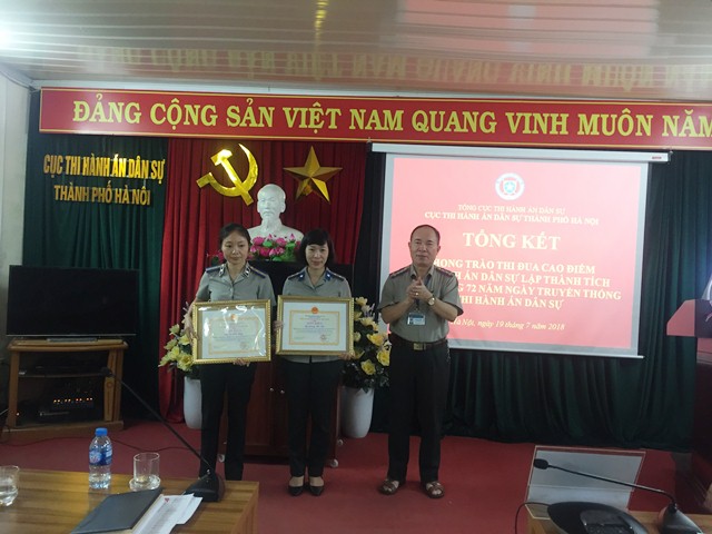 Cục Thi hành án dân sự thành phố Hà Nội tổ chức trao tặng Giấy khen đối với các đồng chí có thành tích xuất sắc trong phong trào thi đua cao điểm lập thành tích chào mừng Kỷ niệm 72 năm ngày truyền thống Thi hành án dân sự (19/7/1946-19/7/2018)