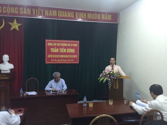 Thứ trưởng Bộ Tư pháp Trần Tiến Dũng kiểm tra công tác Thi hành án dân sự tại Chi cục Thi hành án dân sự Thị xã Sơn Tây