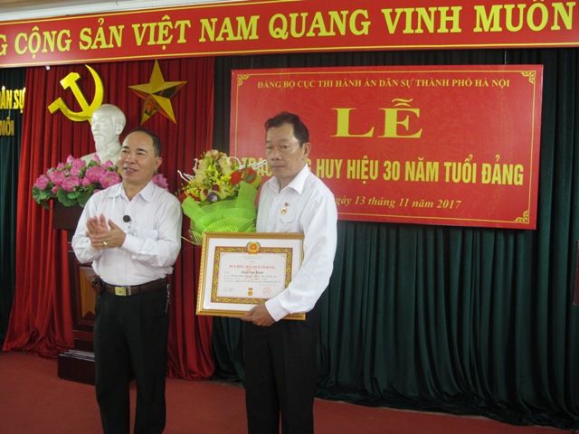 Lễ trao tặng Huy hiệu 30 năm tuổi Đảng của Đảng bộ Cục Thi hành án dân sự thành phố Hà Nội