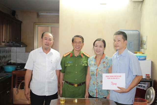 Trao tặng quà cho cán bộ, công chức có hoàn cảnh khó khăn  của Cụm thi đua số XI thành phố Hà Nội