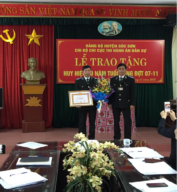 Chi bộ Chi cục Thi hành án dân sự huyện Sóc Sơn tổ chức Lễ trao tặng huy hiệu 30 năm tuổi Đảng đợt 07-11