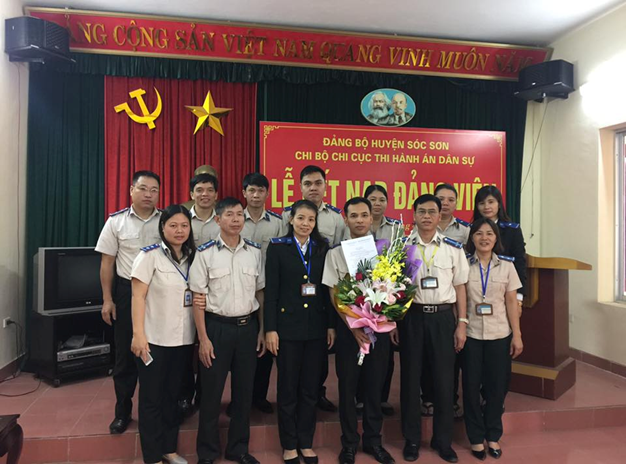 Chi bộ Chi cục Thi hành án dân sự huyện Sóc Sơn tổ chức Lễ kết nạp đảng viên mới