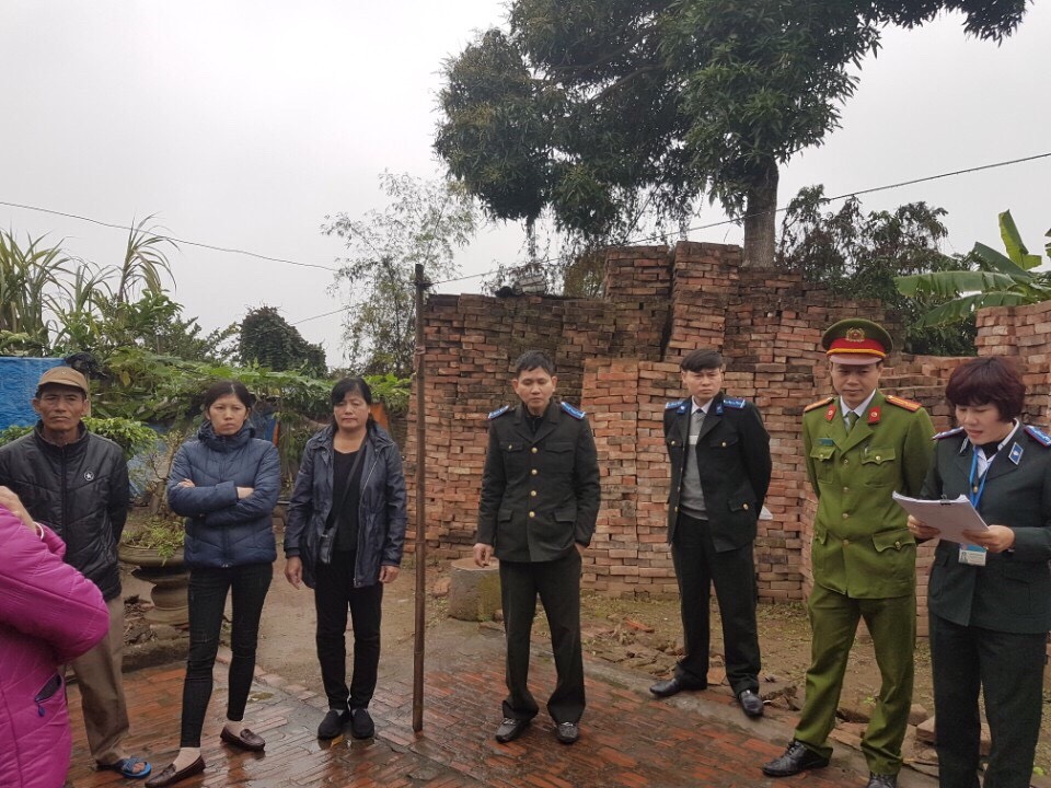 Chi cục Thi hành án dân sự huyện Thanh Trì cưỡng chế thi hành án số 05/QĐ-CCTHADS ngày 13 tháng12 năm 2016